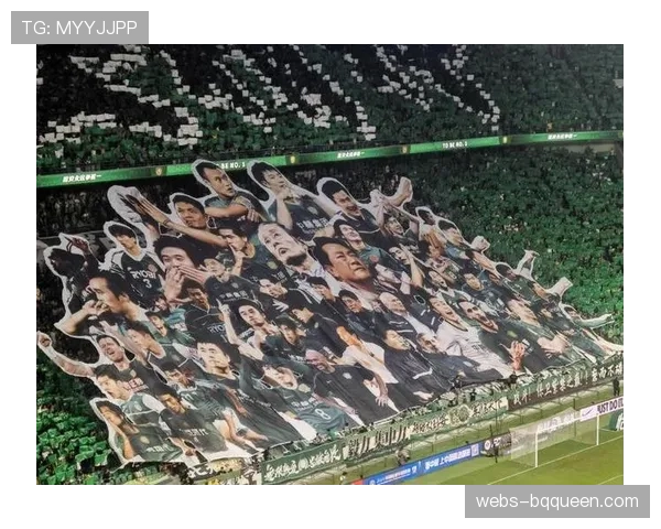 球迷看台出现巨型TIFO,致敬俱乐部成立百年 球迷看台出现巨型TIFO,致敬俱乐部成立百年